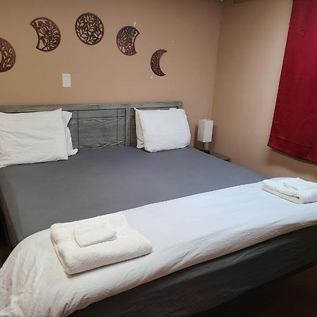 Cozy Home With Comfortable Beds And Fully Equipped Kitchen 15 Mins Drive From Airport, Downtown, Sait And U Of C And 80 Min Drive To Banff Calgary Extérieur photo