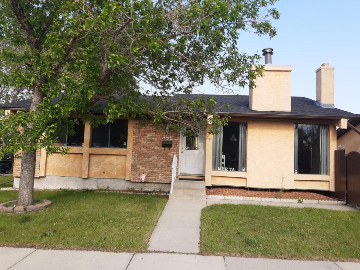 Cozy Home With Comfortable Beds And Fully Equipped Kitchen 15 Mins Drive From Airport, Downtown, Sait And U Of C And 80 Min Drive To Banff Calgary Extérieur photo