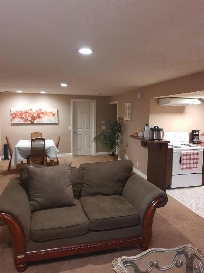 Cozy Home With Comfortable Beds And Fully Equipped Kitchen 15 Mins Drive From Airport, Downtown, Sait And U Of C And 80 Min Drive To Banff Calgary Extérieur photo