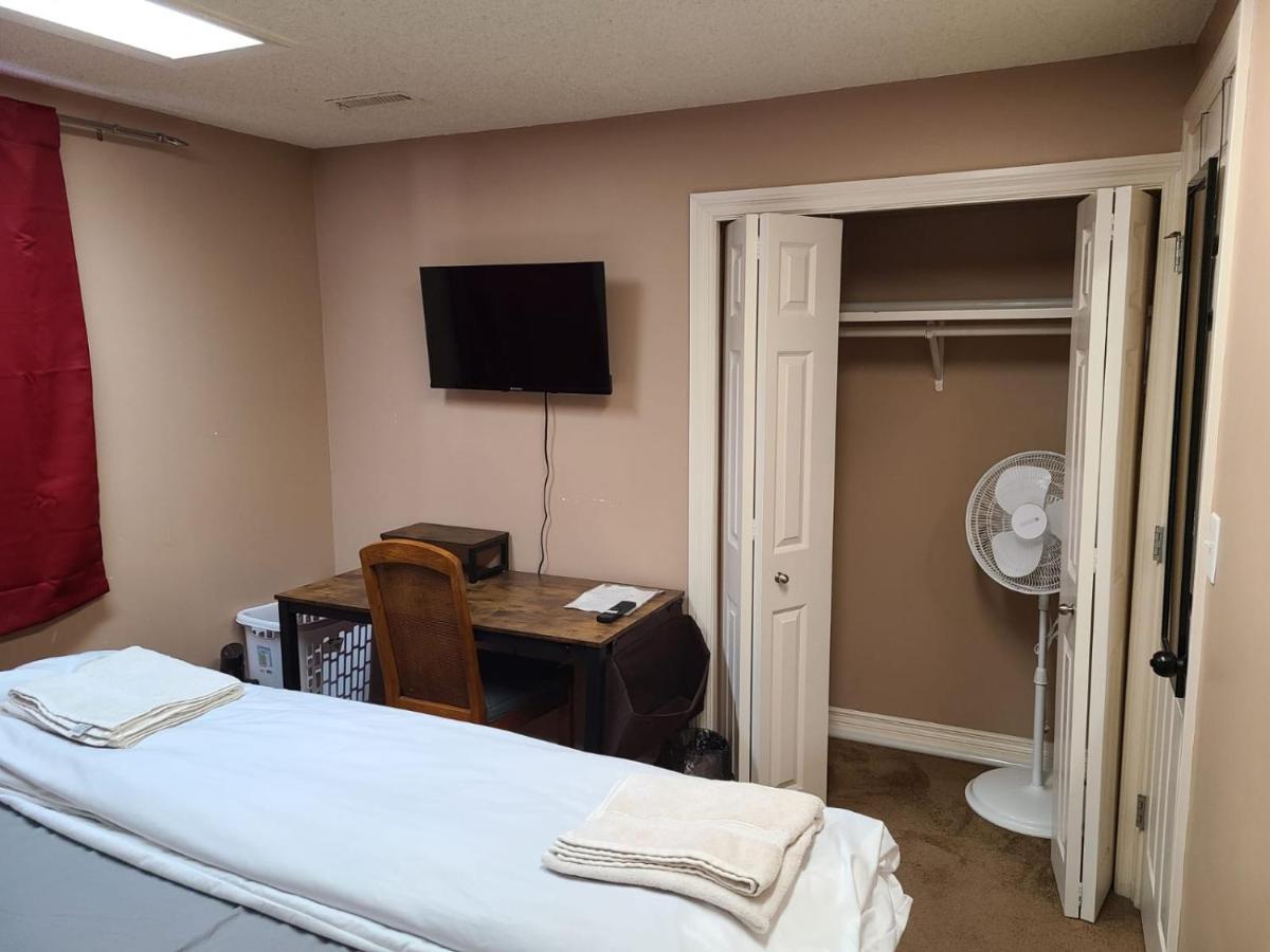 Cozy Home With Comfortable Beds And Fully Equipped Kitchen 15 Mins Drive From Airport, Downtown, Sait And U Of C And 80 Min Drive To Banff Calgary Extérieur photo