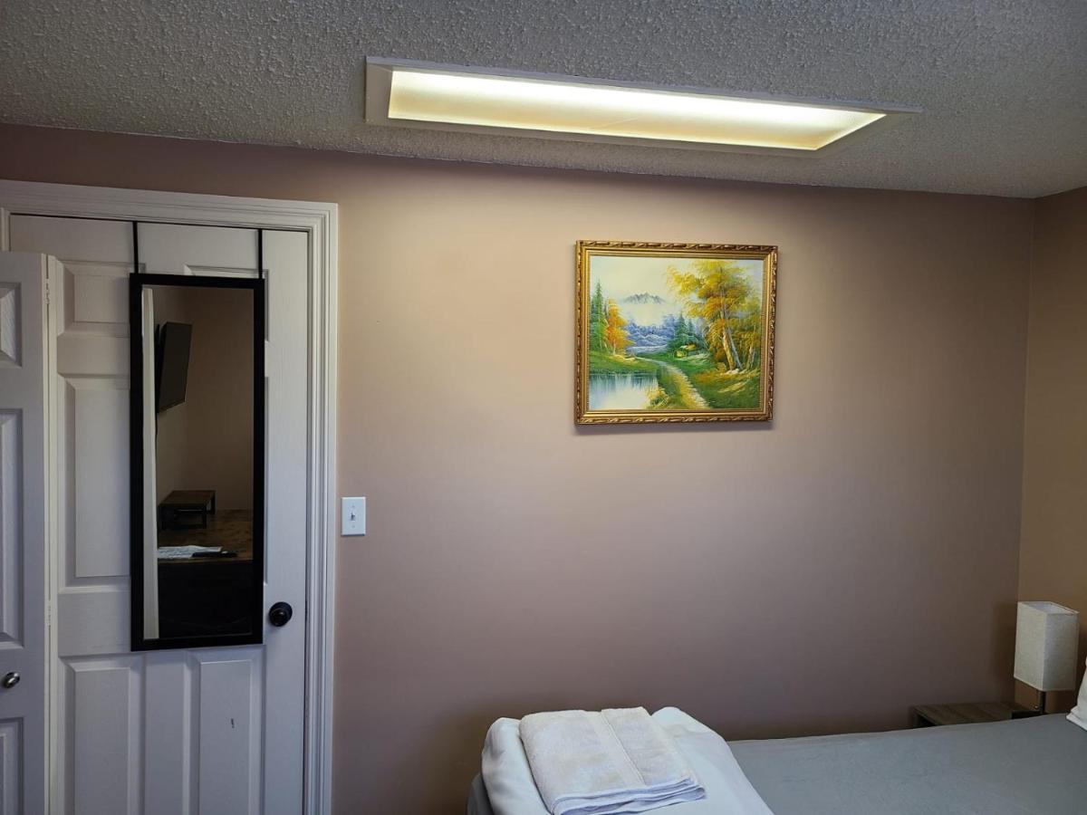 Cozy Home With Comfortable Beds And Fully Equipped Kitchen 15 Mins Drive From Airport, Downtown, Sait And U Of C And 80 Min Drive To Banff Calgary Extérieur photo