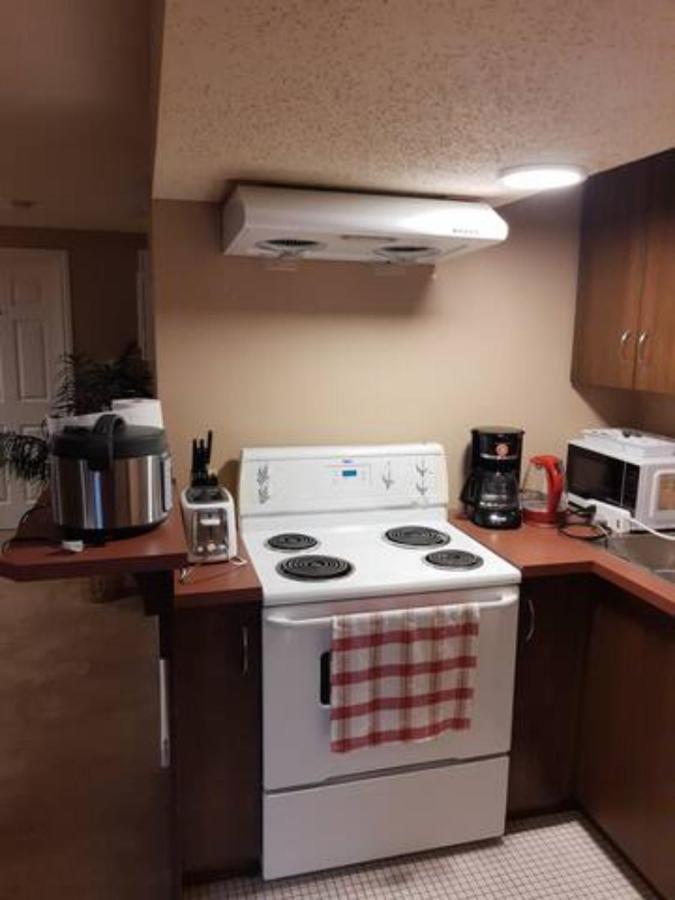 Cozy Home With Comfortable Beds And Fully Equipped Kitchen 15 Mins Drive From Airport, Downtown, Sait And U Of C And 80 Min Drive To Banff Calgary Extérieur photo