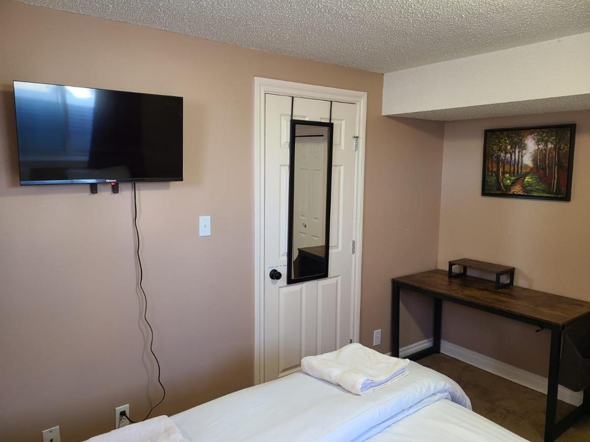 Cozy Home With Comfortable Beds And Fully Equipped Kitchen 15 Mins Drive From Airport, Downtown, Sait And U Of C And 80 Min Drive To Banff Calgary Extérieur photo