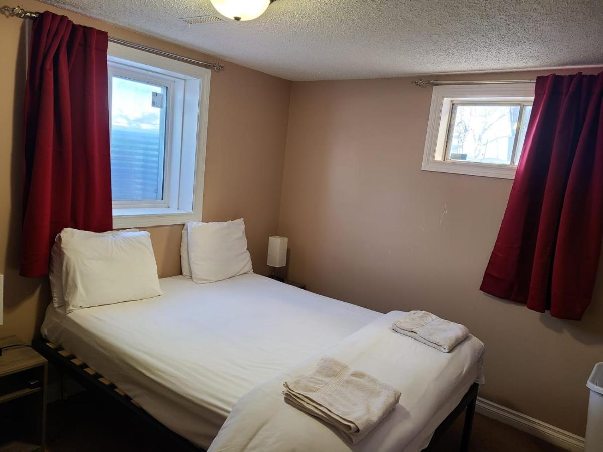 Cozy Home With Comfortable Beds And Fully Equipped Kitchen 15 Mins Drive From Airport, Downtown, Sait And U Of C And 80 Min Drive To Banff Calgary Extérieur photo