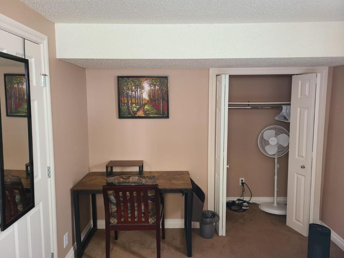 Cozy Home With Comfortable Beds And Fully Equipped Kitchen 15 Mins Drive From Airport, Downtown, Sait And U Of C And 80 Min Drive To Banff Calgary Extérieur photo