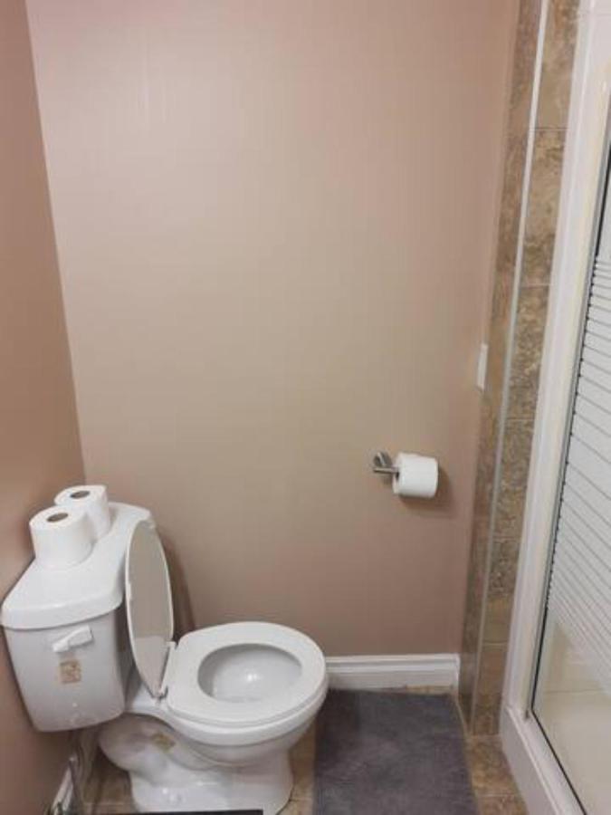 Cozy Home With Comfortable Beds And Fully Equipped Kitchen 15 Mins Drive From Airport, Downtown, Sait And U Of C And 80 Min Drive To Banff Calgary Extérieur photo