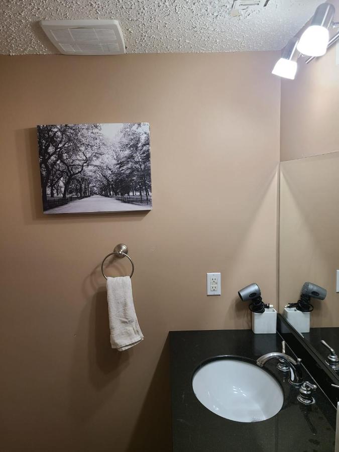 Cozy Home With Comfortable Beds And Fully Equipped Kitchen 15 Mins Drive From Airport, Downtown, Sait And U Of C And 80 Min Drive To Banff Calgary Extérieur photo
