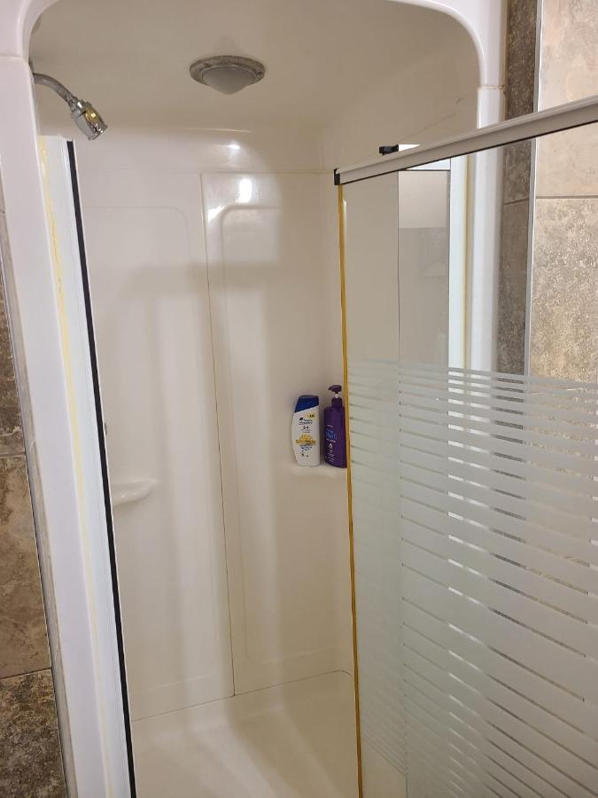Cozy Home With Comfortable Beds And Fully Equipped Kitchen 15 Mins Drive From Airport, Downtown, Sait And U Of C And 80 Min Drive To Banff Calgary Extérieur photo