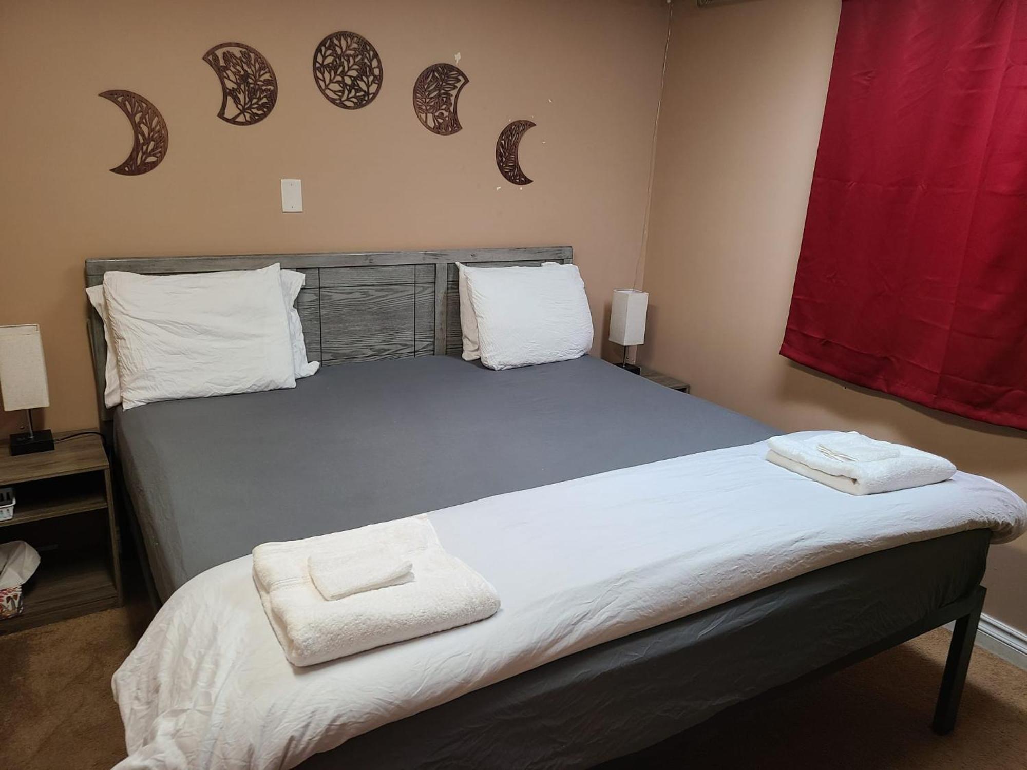 Cozy Home With Comfortable Beds And Fully Equipped Kitchen 15 Mins Drive From Airport, Downtown, Sait And U Of C And 80 Min Drive To Banff Calgary Extérieur photo